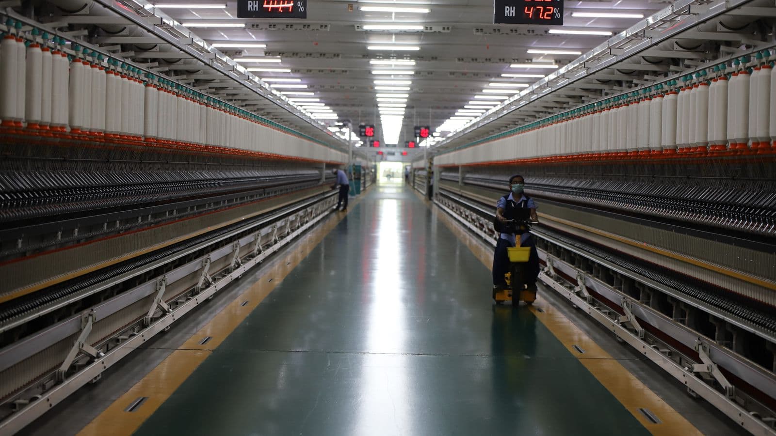 A spinning mill aisle with the walkway drawn as a counted area and the machine row drawn as a no go area