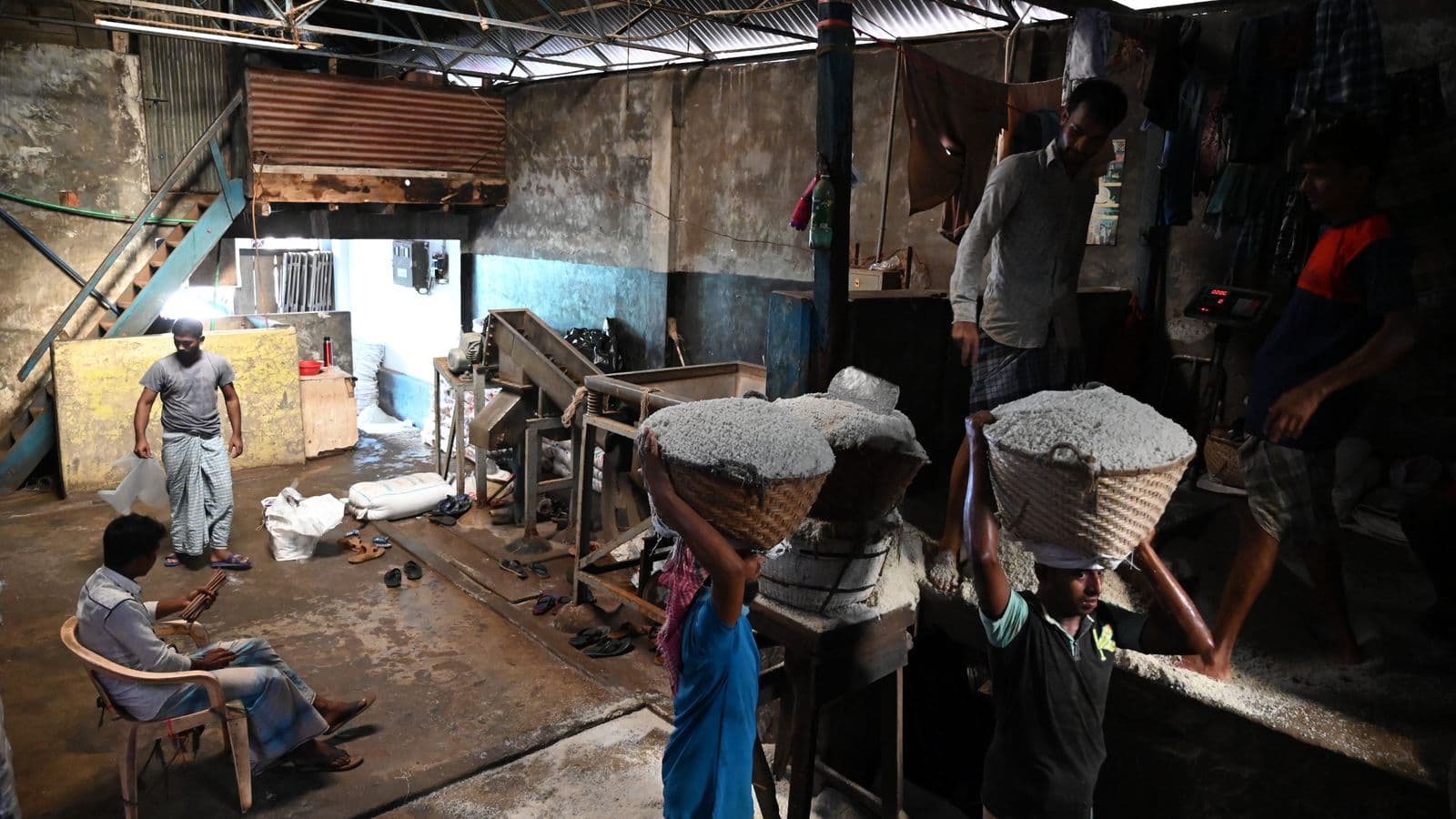 A processing floor during an evacuation, with each worker marked safe, still moving or not yet cleared